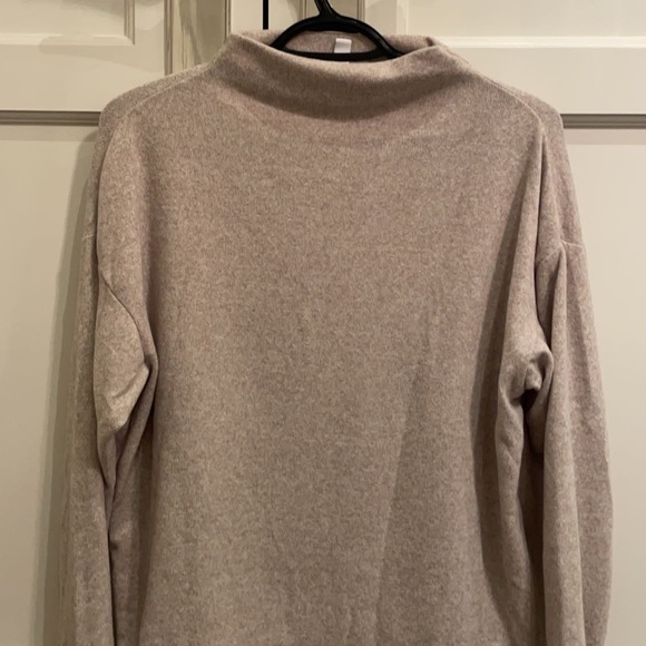 UNIQLO high neck sweater - Picture 4 of 4